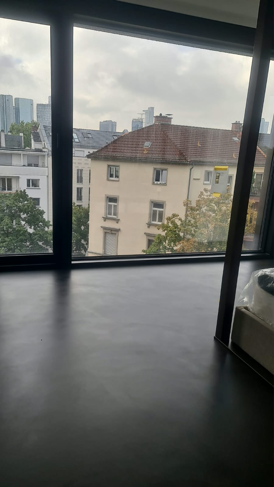 Hotelzimmer mit Blick aus dem Fenster